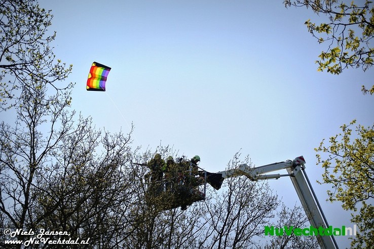 VIDEO: Vlieger in boom langs N348, inzet brandweer - Foto: Niels Jansen
