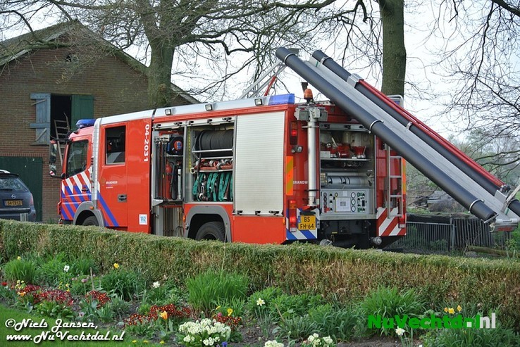 Schoorsteenbrand rietgedekt pand Nieuwleusen - Foto: Niels Jansen