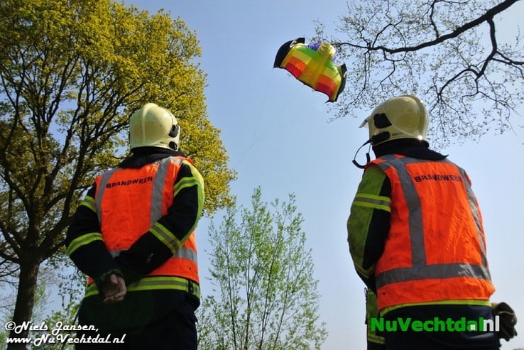 VIDEO: Vlieger in boom langs N348, inzet brandweer - Foto: Niels Jansen