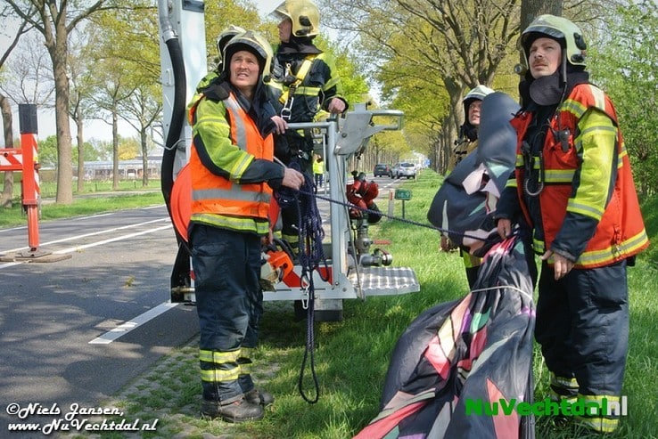 VIDEO: Vlieger in boom langs N348, inzet brandweer - Foto: Niels Jansen