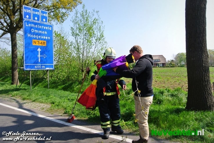 VIDEO: Vlieger in boom langs N348, inzet brandweer - Foto: Niels Jansen