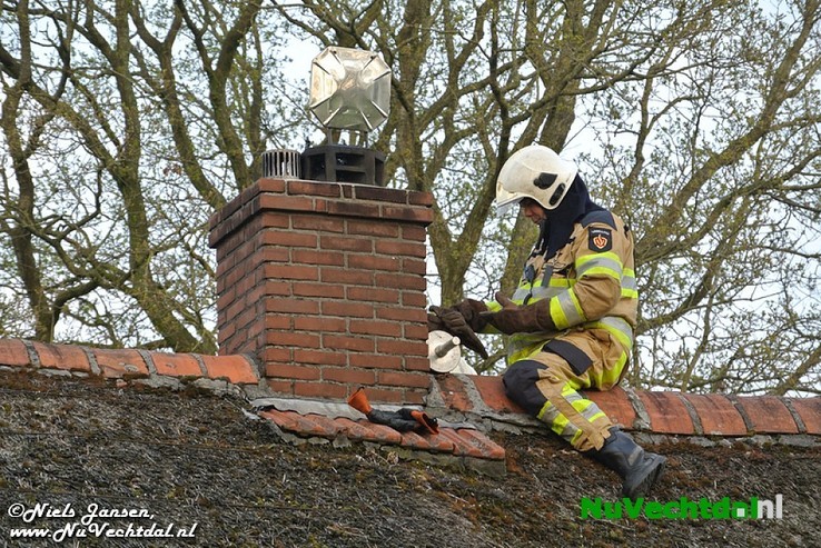Schoorsteenbrand rietgedekt pand Nieuwleusen - Foto: Niels Jansen