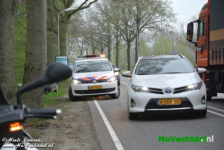 Veel schade maar geen letsel bij ongeval Koesteeg Dalfsen - Foto: Niels Jansen