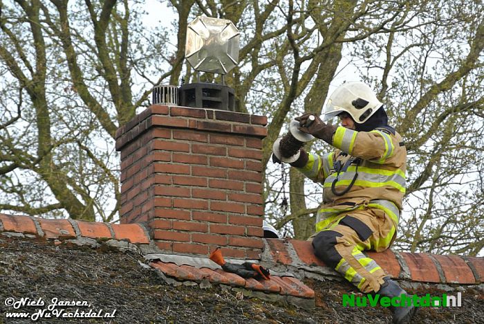 Schoorsteenbrand rietgedekt pand Nieuwleusen - Foto: Niels Jansen