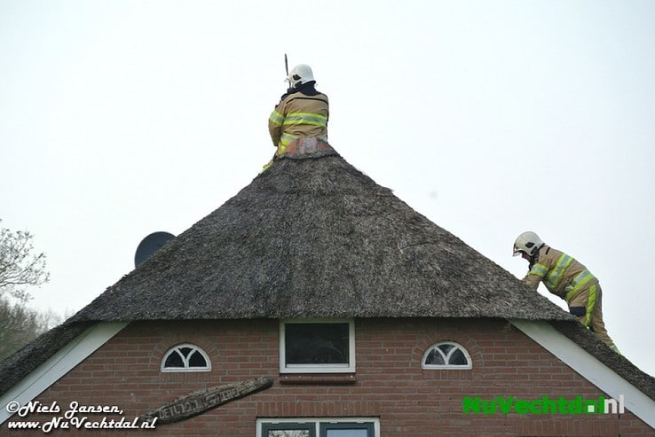 Schoorsteenbrand rietgedekt pand Nieuwleusen - Foto: Niels Jansen