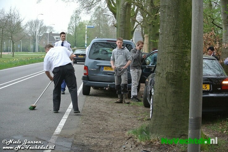 Veel schade maar geen letsel bij ongeval Koesteeg Dalfsen - Foto: Niels Jansen