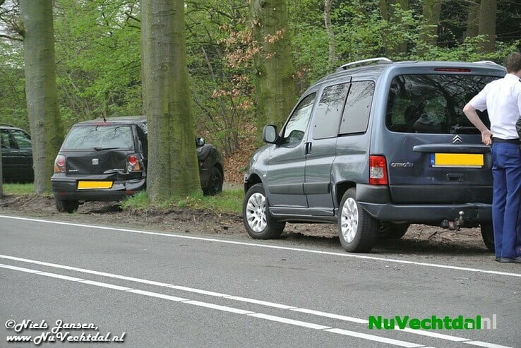 Veel schade maar geen letsel bij ongeval Koesteeg Dalfsen - Foto: Niels Jansen