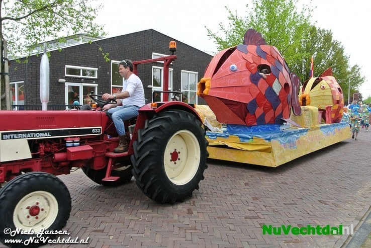 VIDEO een foto’s Optocht  Koningsdag Dalfsen 2014 - Foto: Niels Jansen