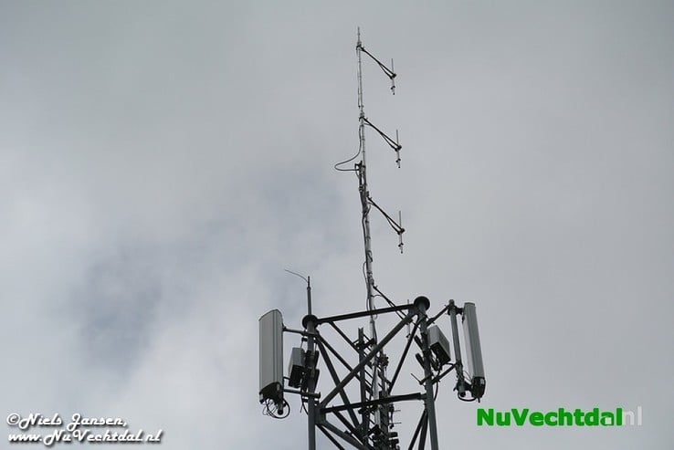 Zendpiraat bovenop telecommast Nieuwleusen - Foto: Niels Jansen