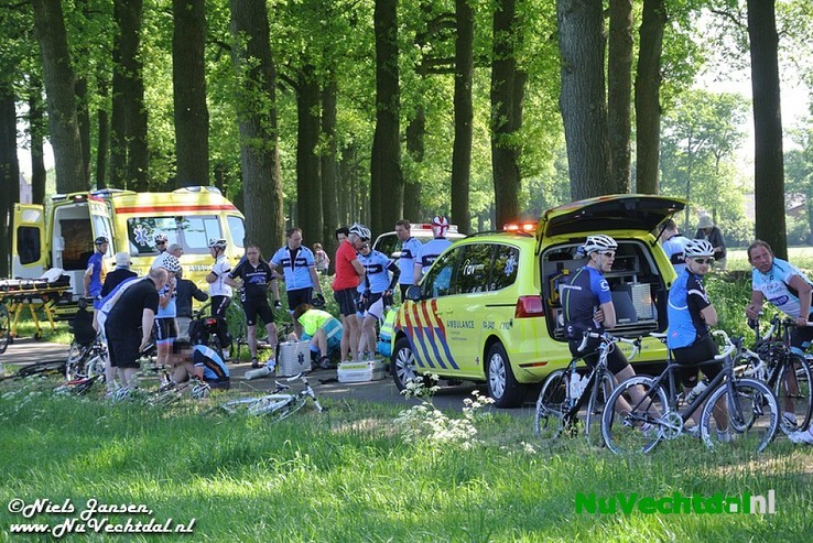 [Video] Ernstige valpartij wielrenners Rechterensedijk Dalfsen - Foto: Niels Jansen