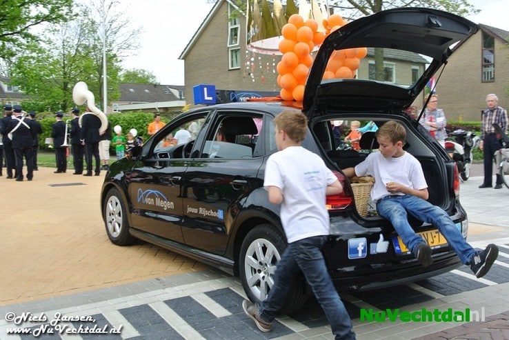 VIDEO een foto’s Optocht  Koningsdag Dalfsen 2014 - Foto: Niels Jansen