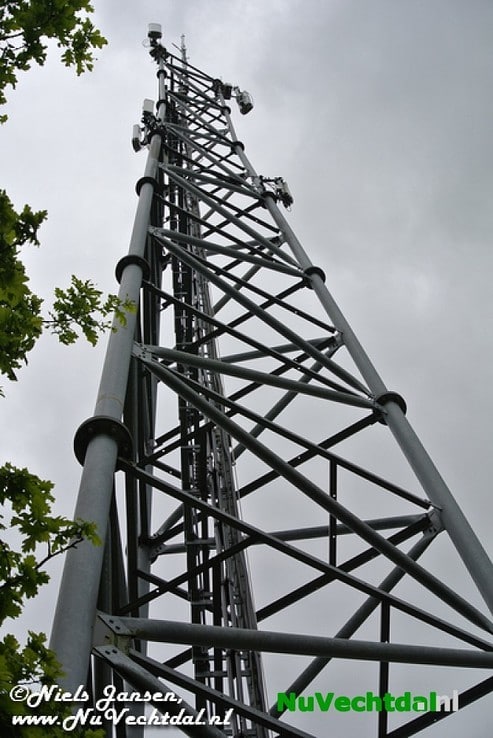 Zendpiraat bovenop telecommast Nieuwleusen - Foto: Niels Jansen