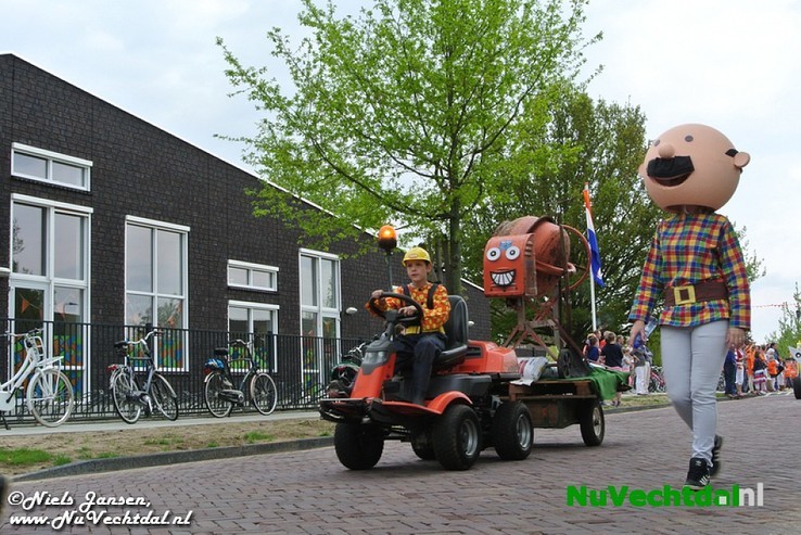 VIDEO een foto’s Optocht  Koningsdag Dalfsen 2014 - Foto: Niels Jansen