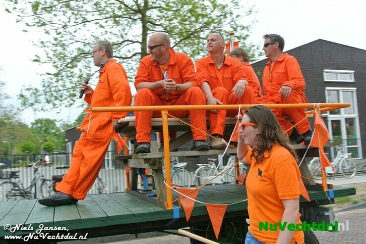 VIDEO een foto’s Optocht  Koningsdag Dalfsen 2014 - Foto: Niels Jansen