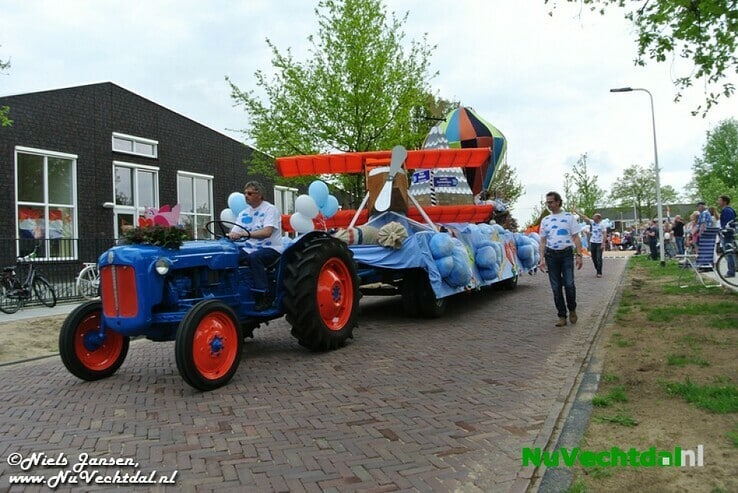 VIDEO een foto’s Optocht  Koningsdag Dalfsen 2014 - Foto: Niels Jansen