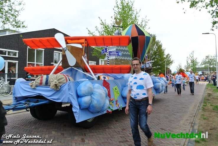 VIDEO een foto’s Optocht  Koningsdag Dalfsen 2014 - Foto: Niels Jansen