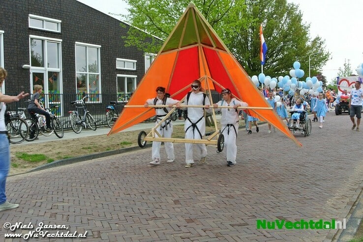 VIDEO een foto’s Optocht  Koningsdag Dalfsen 2014 - Foto: Niels Jansen