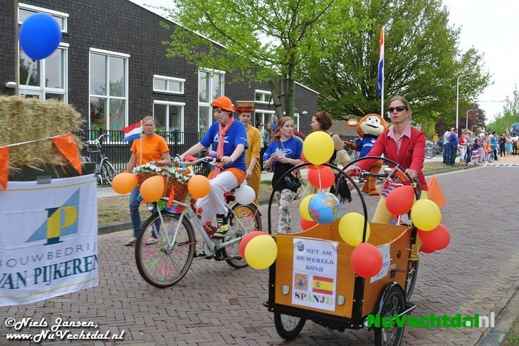 VIDEO een foto’s Optocht  Koningsdag Dalfsen 2014 - Foto: Niels Jansen