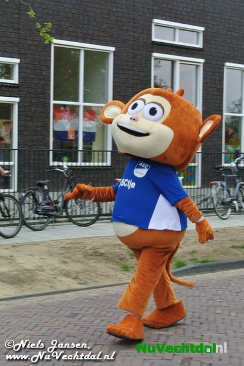 VIDEO een foto’s Optocht  Koningsdag Dalfsen 2014 - Foto: Niels Jansen