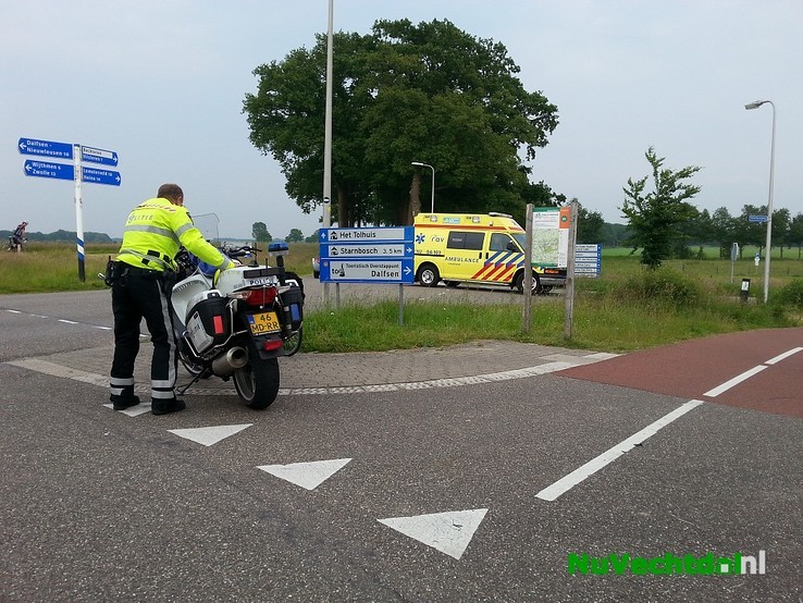 Man gewond bij val van fiets Stationsweg Dalfsen - Foto: Niels Jansen