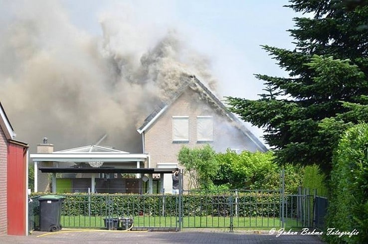 VIDEO: Grote woningbrand Geerdinkserf Dalfsen - Foto: Johan Bokma