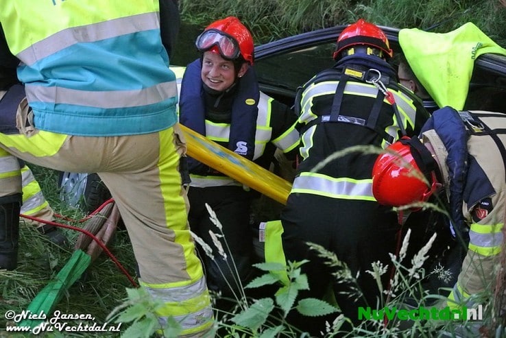VIDEO Auto in sloot bij middel-ongeval Gernerslag Dalfsen - Foto: Niels Jansen