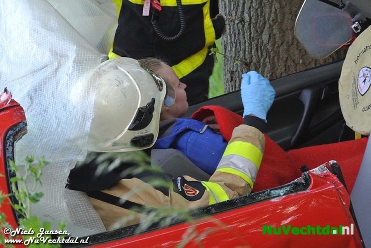 VIDEO Auto in sloot bij middel-ongeval Gernerslag Dalfsen - Foto: Niels Jansen