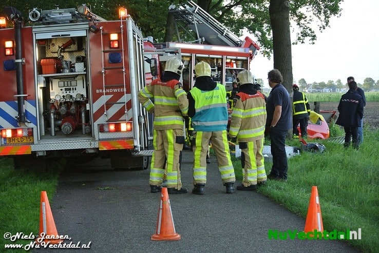 VIDEO Auto in sloot bij middel-ongeval Gernerslag Dalfsen - Foto: Niels Jansen
