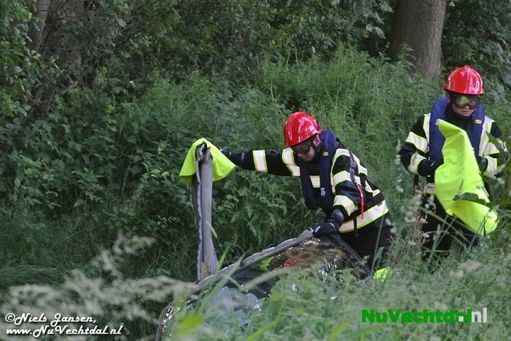 VIDEO Auto in sloot bij middel-ongeval Gernerslag Dalfsen - Foto: Niels Jansen