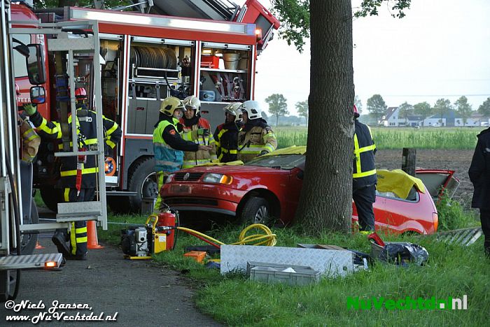 VIDEO Auto in sloot bij middel-ongeval Gernerslag Dalfsen - Foto: Niels Jansen