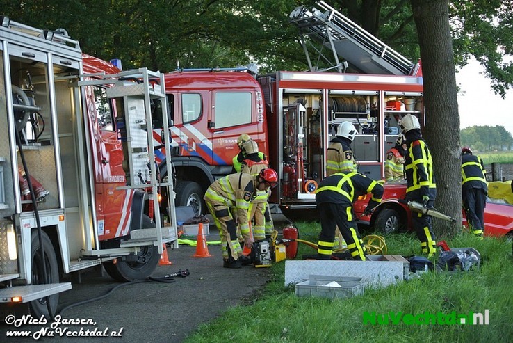 VIDEO Auto in sloot bij middel-ongeval Gernerslag Dalfsen - Foto: Niels Jansen