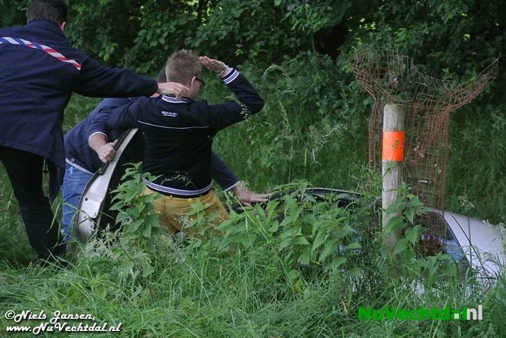 VIDEO Auto in sloot bij middel-ongeval Gernerslag Dalfsen - Foto: Niels Jansen