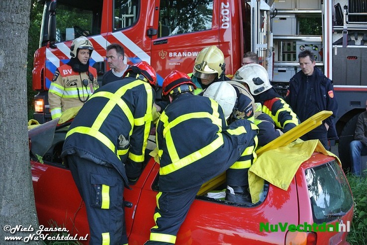VIDEO Auto in sloot bij middel-ongeval Gernerslag Dalfsen - Foto: Niels Jansen