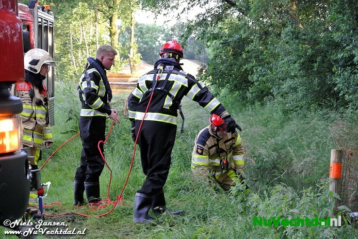 VIDEO Auto in sloot bij middel-ongeval Gernerslag Dalfsen - Foto: Niels Jansen