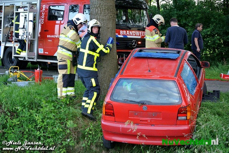 VIDEO Auto in sloot bij middel-ongeval Gernerslag Dalfsen - Foto: Niels Jansen