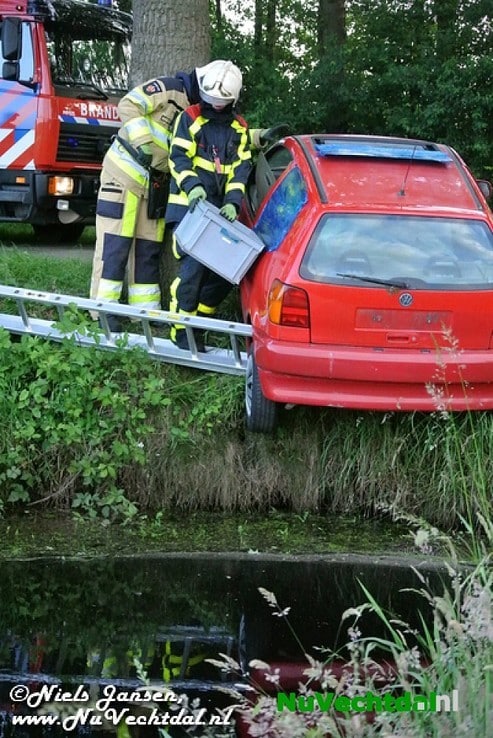 VIDEO Auto in sloot bij middel-ongeval Gernerslag Dalfsen - Foto: Niels Jansen