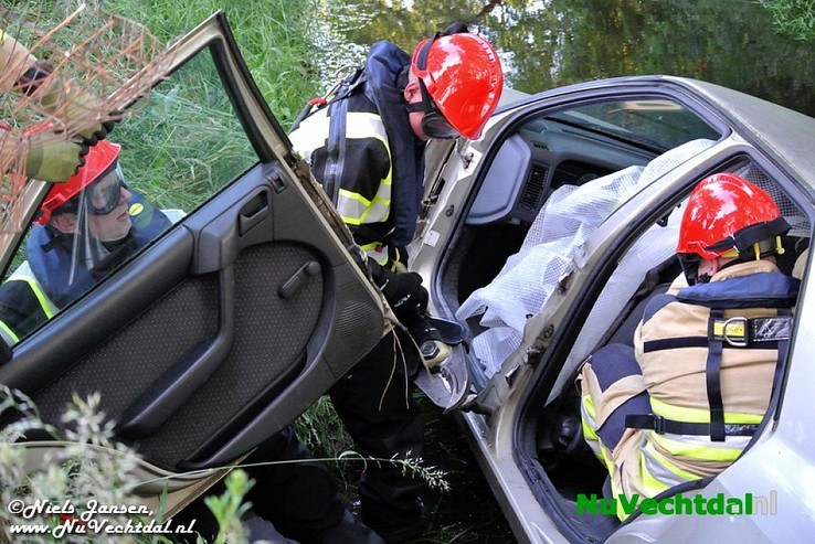 VIDEO Auto in sloot bij middel-ongeval Gernerslag Dalfsen - Foto: Niels Jansen