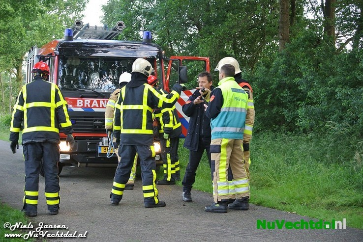 VIDEO Auto in sloot bij middel-ongeval Gernerslag Dalfsen - Foto: Niels Jansen