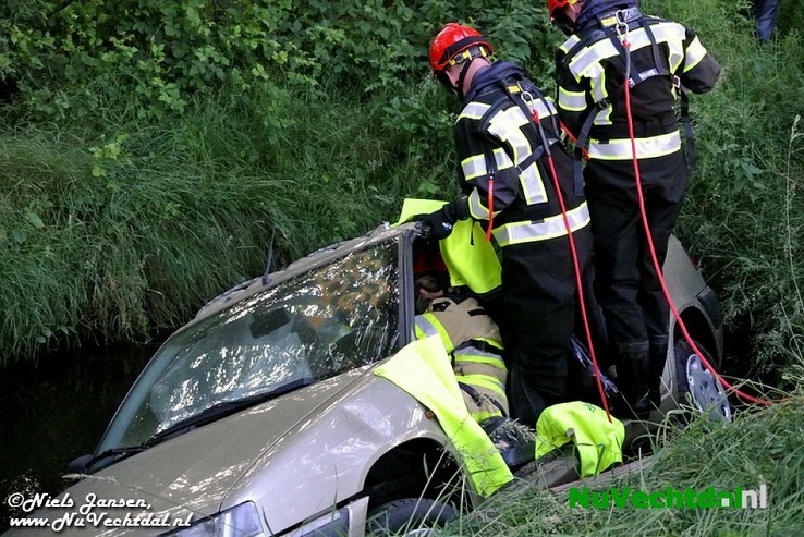 VIDEO Auto in sloot bij middel-ongeval Gernerslag Dalfsen - Foto: Niels Jansen
