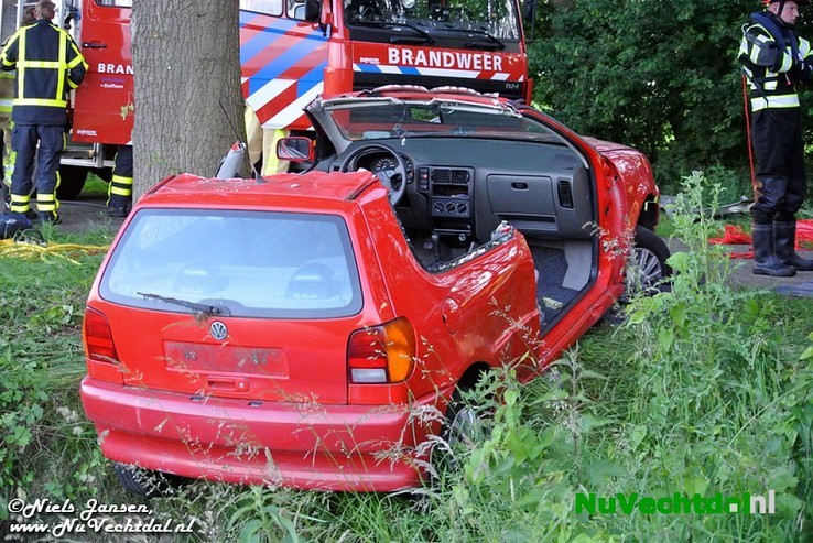 VIDEO Auto in sloot bij middel-ongeval Gernerslag Dalfsen - Foto: Niels Jansen