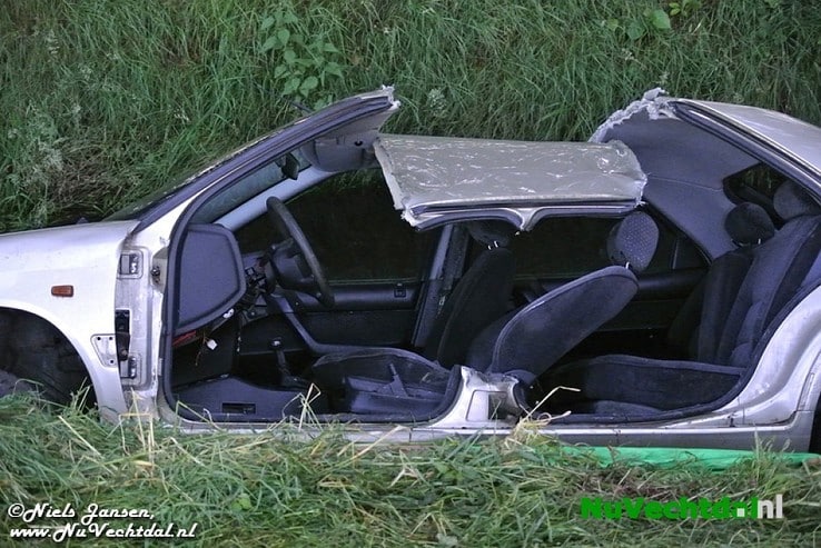 VIDEO Auto in sloot bij middel-ongeval Gernerslag Dalfsen - Foto: Niels Jansen