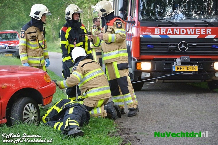 VIDEO Auto in sloot bij middel-ongeval Gernerslag Dalfsen - Foto: Niels Jansen