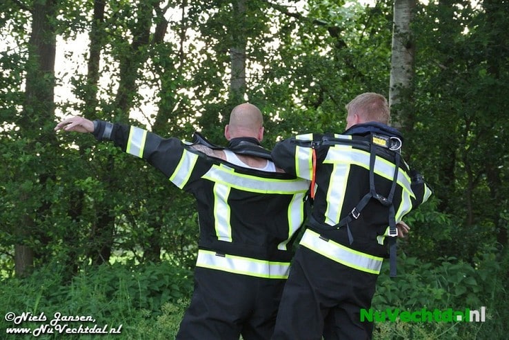 VIDEO Auto in sloot bij middel-ongeval Gernerslag Dalfsen - Foto: Niels Jansen