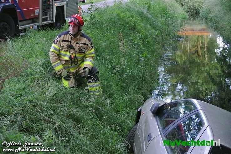 VIDEO Auto in sloot bij middel-ongeval Gernerslag Dalfsen - Foto: Niels Jansen