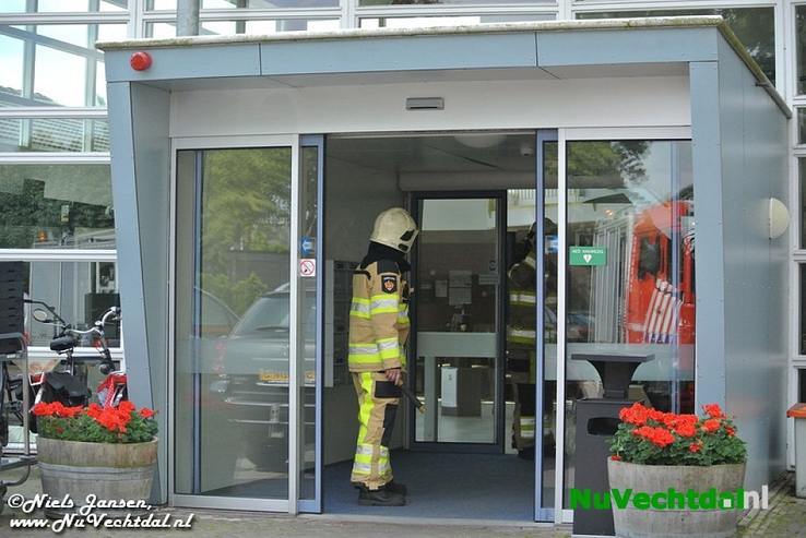 [Foto’s] Brand in verzorgingstehuis Dalfsen tijdig geblust - Foto: Niels Jansen