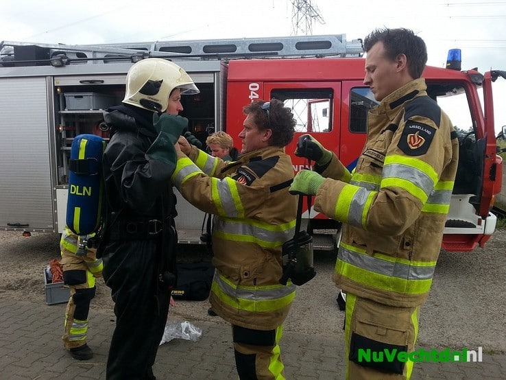 Brandweer redt kalf uit mestkelder Langsweg Dalfsen - Foto: Niels Jansen