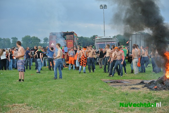 Auto in brand na aanvaring met strobaal in Dalfsen - Foto: Niels Jansen