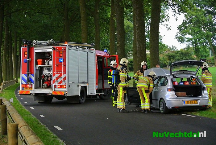 Auto in brand na aanvaring met strobaal in Dalfsen - Foto: Niels Jansen