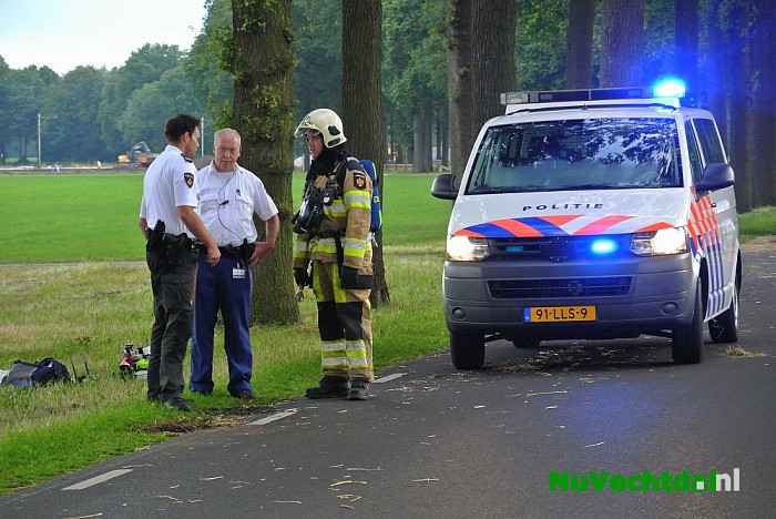 Auto in brand na aanvaring met strobaal in Dalfsen - Foto: Niels Jansen