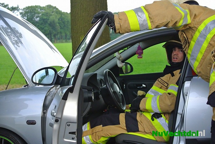 Auto in brand na aanvaring met strobaal in Dalfsen - Foto: Niels Jansen